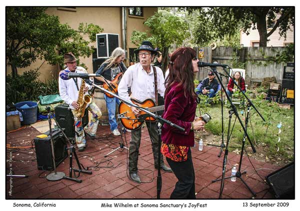 Mike Wilhelm and Neon Napalm, Sonoma, California, 13 September 2009, Photo: Chris W. Nelson